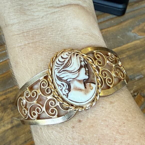 Vintage Gold Tone Spring Closure Clamper Bangle Cameo Bracelet - Picture 8 of 10